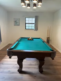 Lovely Home with Pool Table - Image 5