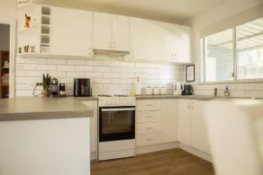 Coastal Retreat: Beach, BBQ, Family - Image 4