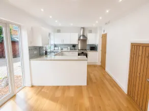 The Royal Retreat Luxury 2BR Free Parking - Image 3