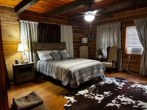 Rustic Cabin on the Lake - Image 4