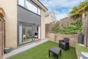 Modern Brighton 1-Bed House with Garden & Parking - Image 3