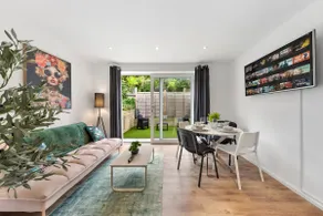 Modern Brighton 1-Bed House with Garden & Parking - Image 2