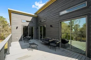 Modern Lakehouse Getaway - Image 3
