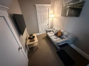 Cozy Retreat Near Beach & Downtown New Haven - Image 2