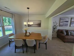 Spacious & Luxury Retreat Home in Waldorf - Image 5