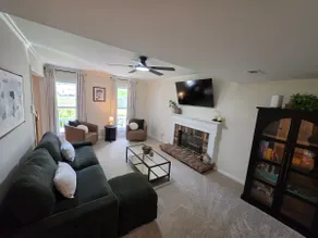 Spacious & Luxury Retreat Home in Waldorf - Image 4