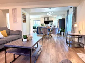 Welland 4BR Luxury SingleHome + Private Backyard - Image 2