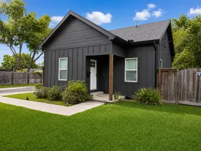 Iron Ore Retreat | Near the River, Port Neches - Image 4