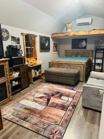 Quiet Cozy Cabin .5 mi from town, Animal Friendly - Image 2