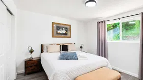Seattle Hillside Escape with Decks & Scenic Views - Image 3