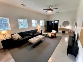 Home 5 Miles From IAH Blocks from Hwy 59/69 - Image 2