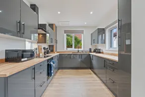 Family l Modern l Parking l Luxury | Location - Image 3