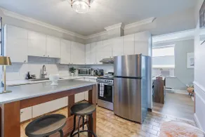 Cozy 1BR Toronto Stay Near Transit & Dining - Image 3