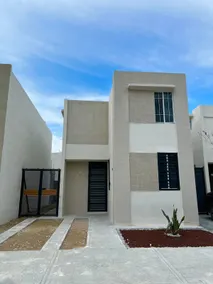 House Near the Airport | 3 Bedrooms and 3 Bathrooms - Image 2