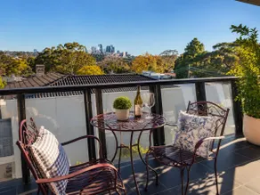 Stylish 2BR Balmain Home w/ Stunning City Views - Image 2