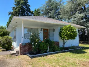 Spritely Cottage Near Downtown Springfield - Image 2