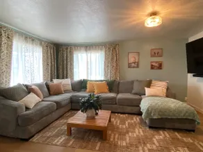 Spritely Cottage Near Downtown Springfield - Image 4