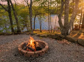 River-Spa Retreat! Kayaks, Hot Tub, River & Sun! - Image 4