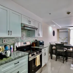Bayfront Apartment | 1 BDRM, 2 Baths Modern Stay - Image 5