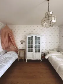 Charming French Vintage Apartment with Balcony, 2 Bedrooms, 1 Min to Metro Line 4, 20 Min to Notre-Dame - Image 5