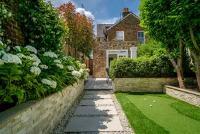 Stunning Victorian Home, Heart of Cobham Village - Image 5