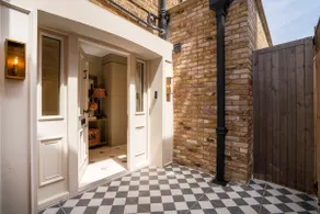 Stunning Victorian Home, Heart of Cobham Village - Image 4