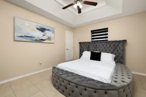 Modern Luxe Retreat - King Suite - Self Check-In - Image 4