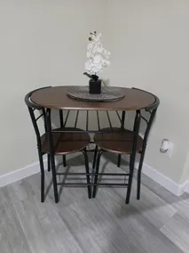 Modern suite with free parking/private entrance - Image 2