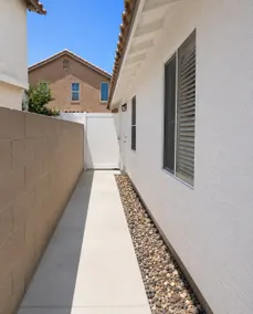 Modern suite with free parking/private entrance - Image 3