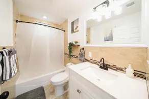 FREE Parking & Renovated 4BR 2BA Boston/Airport - Image 5