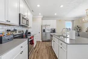 Winton Retreat | Sleeps 9 + Pool Access - Image 2