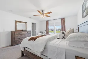 Winton Retreat | Sleeps 9 + Pool Access - Image 4
