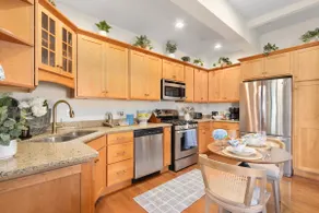 New Listing! Luxury condo in the heart of Newport - Image 4