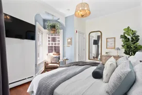New Listing! Luxury condo in the heart of Newport - Image 3