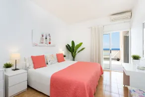 Frontline Beach Apartment - Image 2