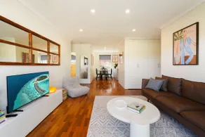 Bondi 2BR Pool Free Parking 10 Min to Beach - Image 5