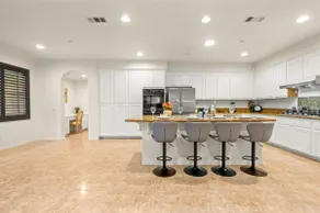Luxury 7BR Getaway/10 Beds/Near Victoria Gardens - Image 3