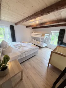 Beautifully converted barn with 15 beds - Apartment 4 - Image 3