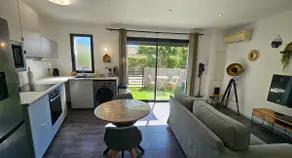 Charming F2 with private garden and jacuzzi spa - Image 3