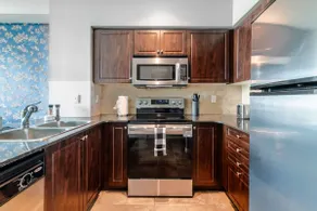 Chic Fort York Haven Lake Views & City Pulse - Image 3