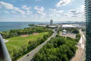 Chic Fort York Haven Lake Views & City Pulse - Image 4