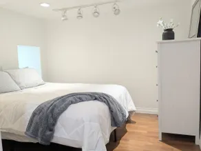 Five minutes from airport! Private bungalow suite - Image 2