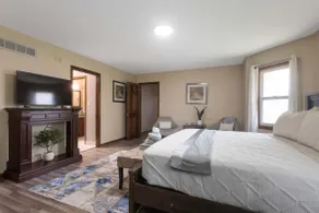 Sleeps8! Remodeled w/ Smart TVs , Near KC Stadium - Image 3