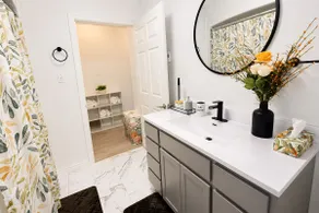 Modern 2BR Suite Parking Laundry - Image 5