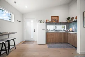 Modern Studio with Workspace and Kitchenette - Image 5
