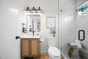 Modern Studio with Workspace and Kitchenette - Image 3