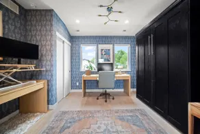 Modern Studio with Workspace and Kitchenette - Image 2