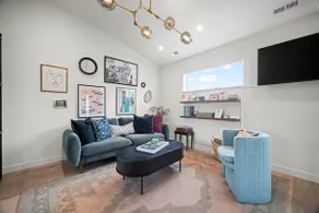 Modern Studio with Workspace and Kitchenette - Image 4