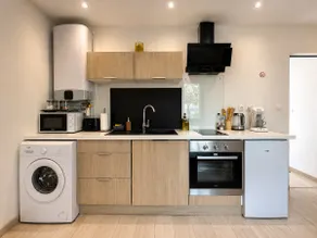 Elegant & Quiet Cozy Haven Near the Center with Air Conditioning - Image 4