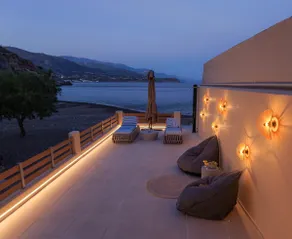 Luxury Beachfront Apartment with Panoramic View - Image 2
